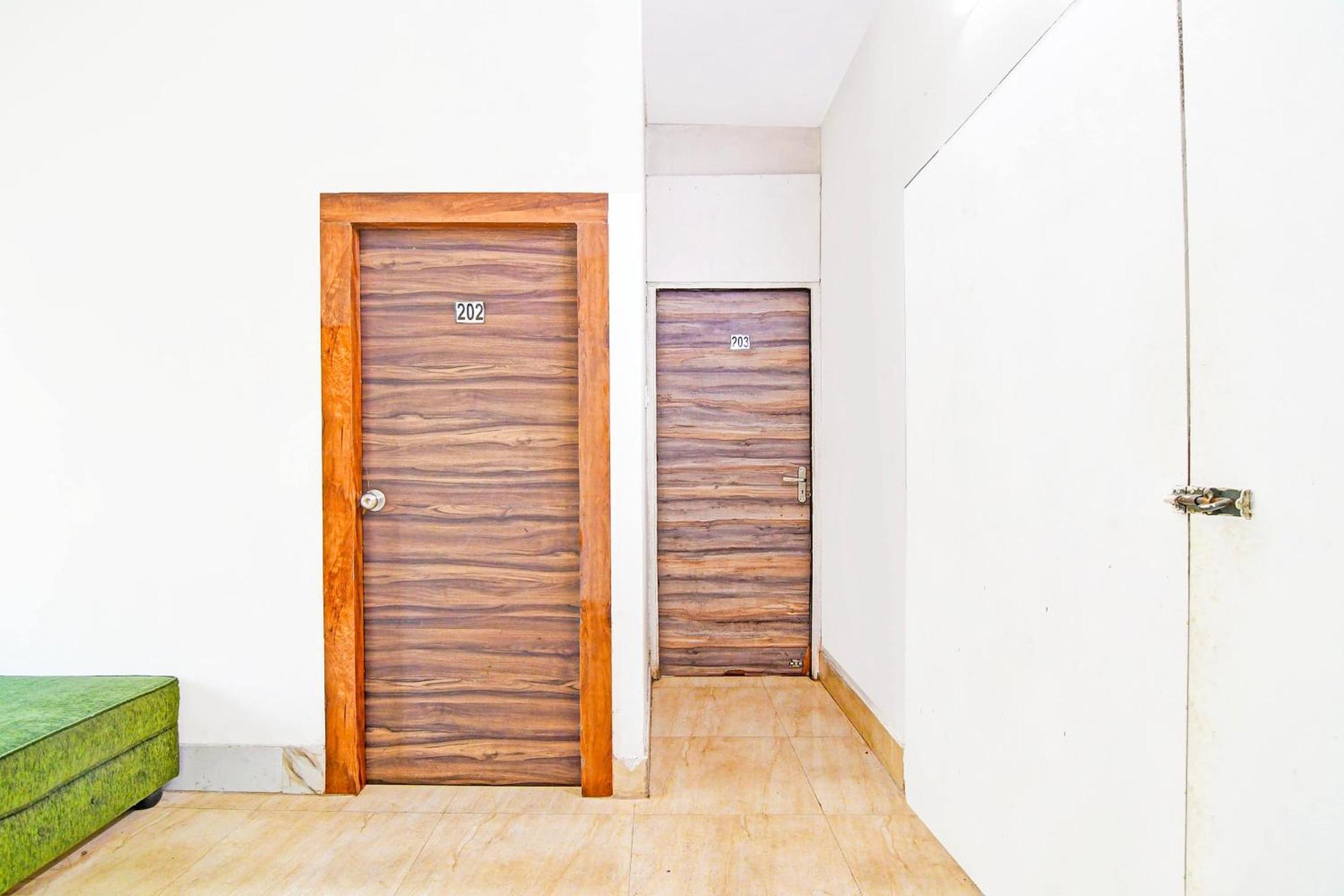 Super Hotel O Ruby Near Acropolis Mall Колката Екстериор снимка