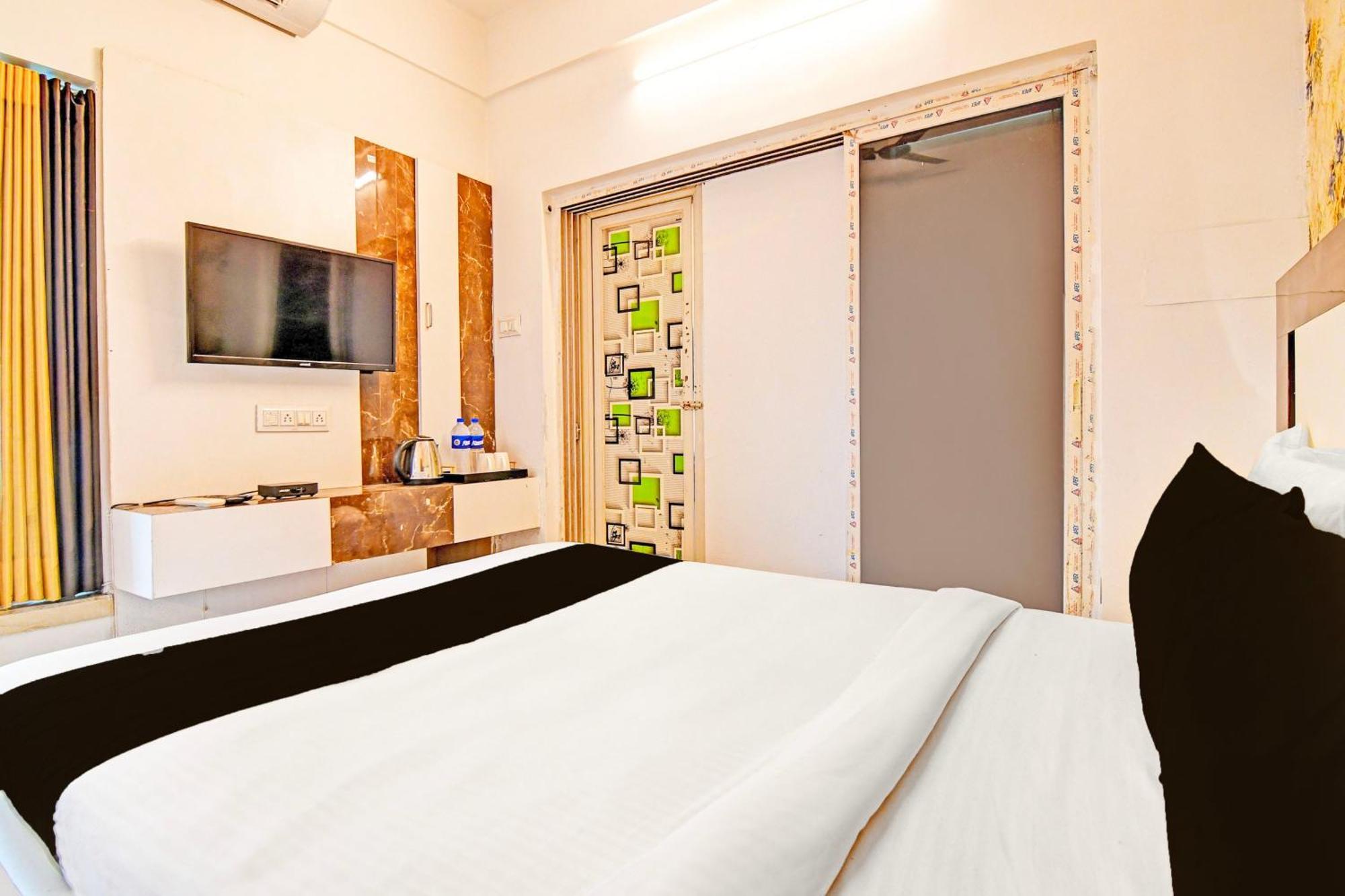 Super Hotel O Ruby Near Acropolis Mall Колката Екстериор снимка