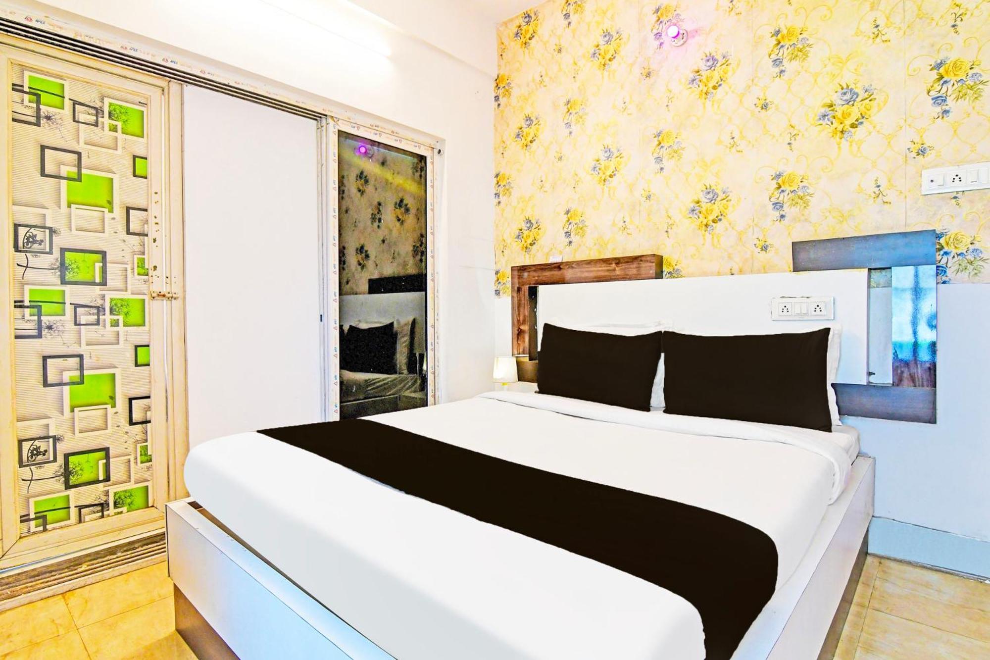 Super Hotel O Ruby Near Acropolis Mall Колката Екстериор снимка